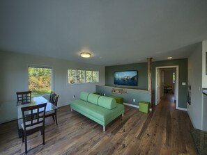 Smart TV, stereo - Hilltop Lake View with Nature all around (Langlois)