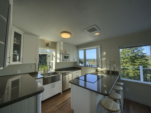 Hilltop Lake View with Nature all around