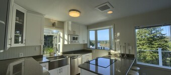 Hilltop Lake View with Nature all around