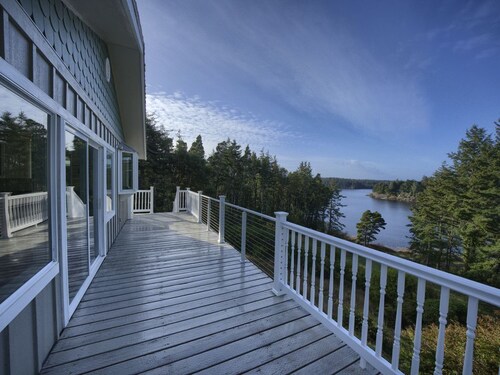 Hilltop Lake View with Nature all around