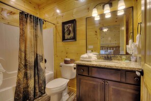 Badekar, håndklær og sjampo