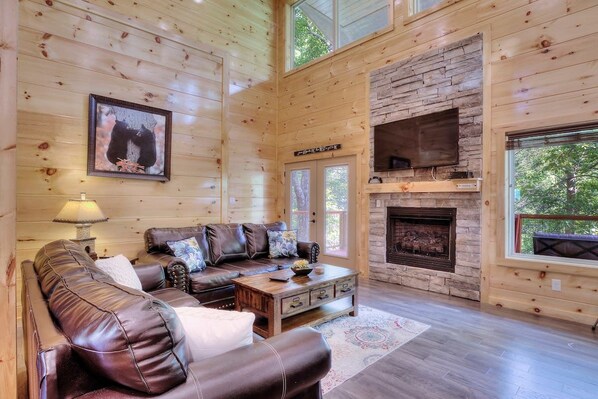 TV, fireplace - 5 Master Suites! 5/6bath Cabin 5 min to GSMNP! (Gatlinburg)