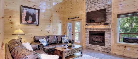 Televisie, een open haard, tafelvoetbal en een kantoor