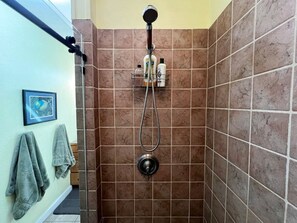 Dusche, Handtücher, Seife, Shampoo