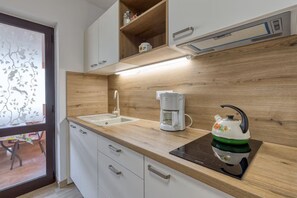 Jääkaappi, mikroaaltouuni, liesi, astianpesukone