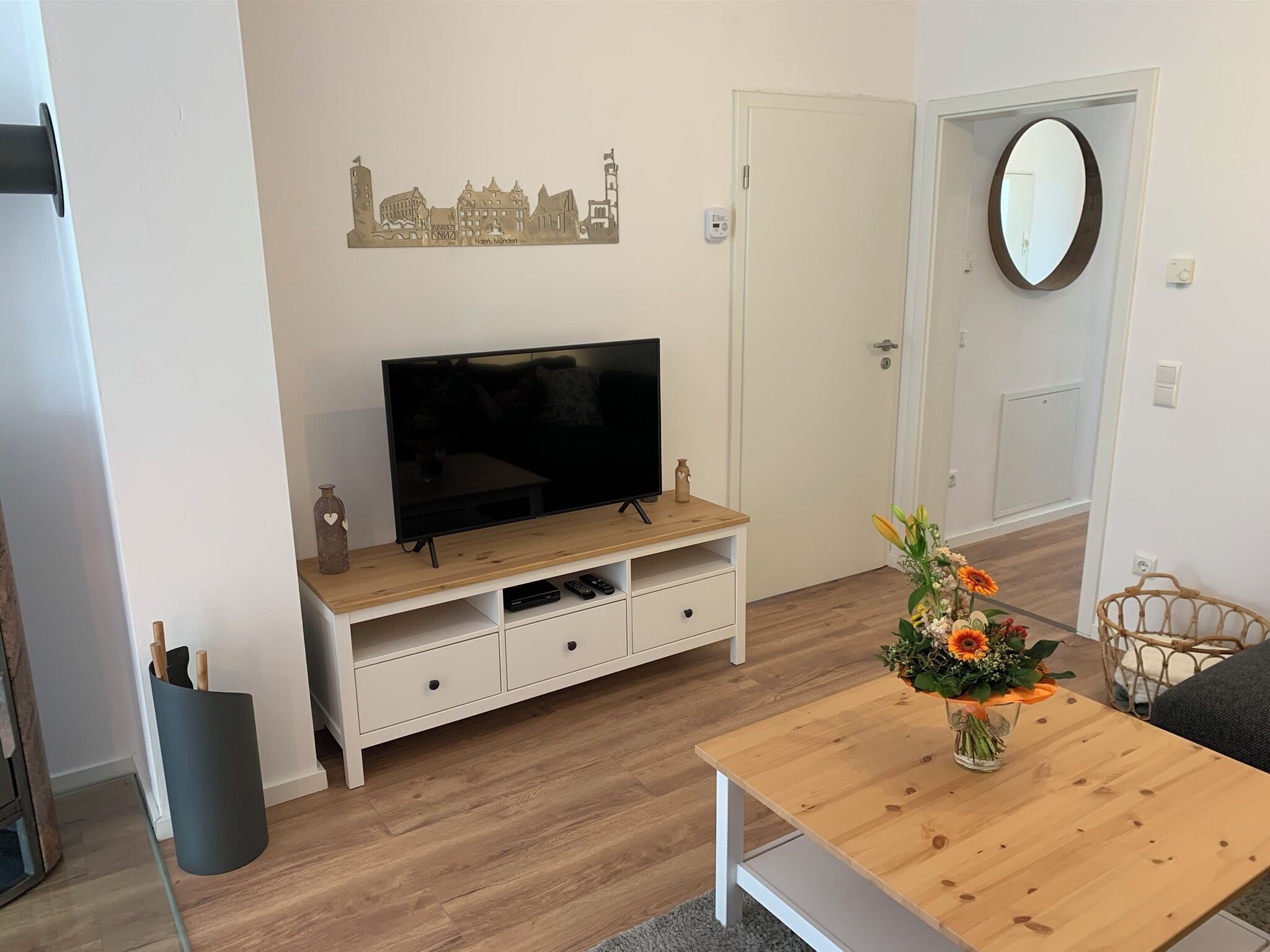 Fernseher, Kamin, Stereoanlage