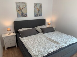 2 slaapkamers, een kluis op de kamer, een strijkplank/strijkijzer, wifi