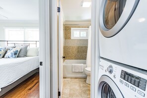 Bañera con ducha, secador de pelo, toallas, jabón