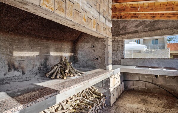 المنطقة المحيطة بالمنشأة