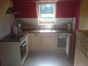 Kühlschrank, Herdplatte, Wasserkocher mit Kaffee-/Teezubehör, Toaster