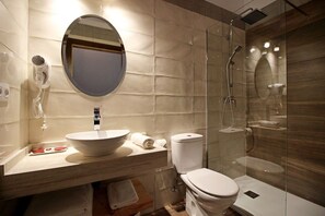 Shower, rainfall showerhead, free toiletries, hair dryer