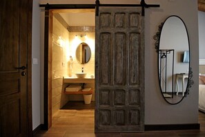 Standaard tweepersoonskamer (Jara) | Badkamer | Een douche, een regendouche, gratis toiletartikelen, een haardroger