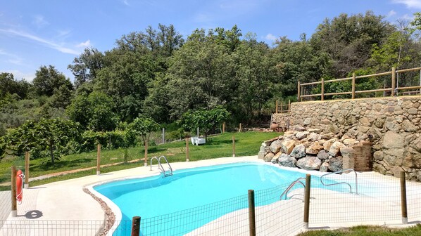 Piscine extérieure (ouverte en saison), chaises longues