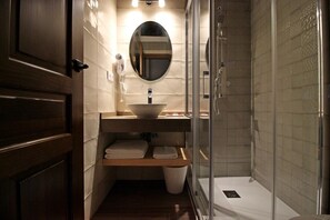 Shower, rainfall showerhead, free toiletries, hair dryer