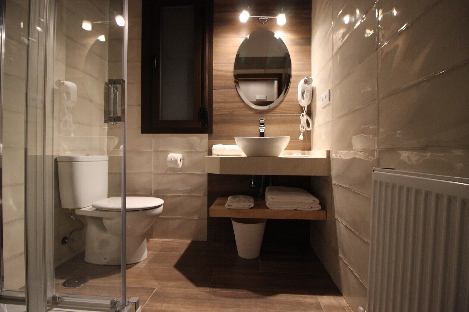 Habitación estándar con 2 camas individuales (Madroño) | Baño | Ducha y cabezal de ducha tipo lluvia