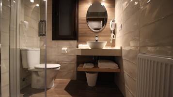 Habitación estándar con 2 camas individuales (Madroño) | Baño | Ducha y cabezal de ducha tipo lluvia