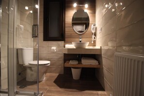 Standard Twin Room (Madroño) | Bathroom | Shower, rainfall showerhead, free toiletries, hair dryer