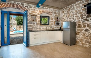 Kühlschrank, Mikrowelle, Herdplatte, Geschirrspüler