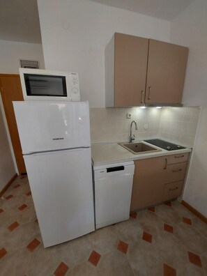 Refrigerador, microondas, cafetera/tetera, freezer