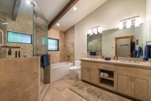 Badewanne, Haartrockner, Handtücher