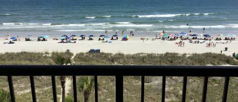 En la playa, camastros y toallas de playa