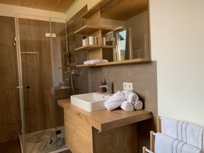 Dusche, Haartrockner, Handtücher, Seife
