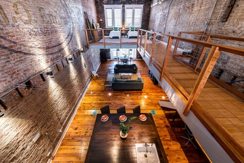 Quaint Historic Downtown: Walk to Dinner & Shops, Poker Table, Rooftop, Garage