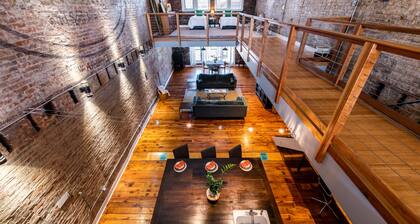 Quaint Historic Downtown: Walk to Dinner & Shops, Poker Table, Rooftop, Garage