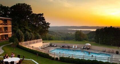 HUGE CONDO- Epic Shanty Creek Location, Private Sauna, Pool Table, Foosball