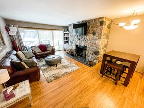 スマートテレビ、暖炉、テーブルサッカー台、書庫