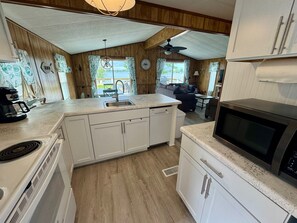 Refrigerador, microondas, horno y parrilla de estufa