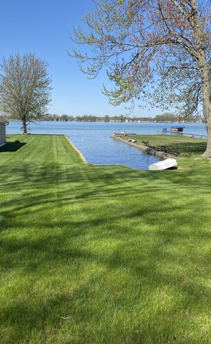 Swim, fish, have fun at the sandbar & cruise the lake! Sleeps 8!