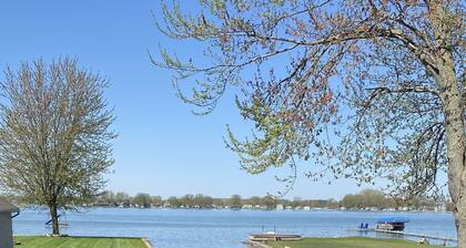 Swim, fish, have fun at the sandbar & cruise the lake! Sleeps 8!