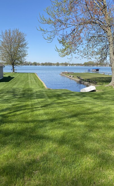 Swim, fish, have fun at the sandbar & cruise the lake! Sleeps 8!