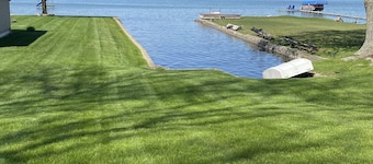 Swim, fish, have fun at the sandbar & cruise the lake! Sleeps 8!