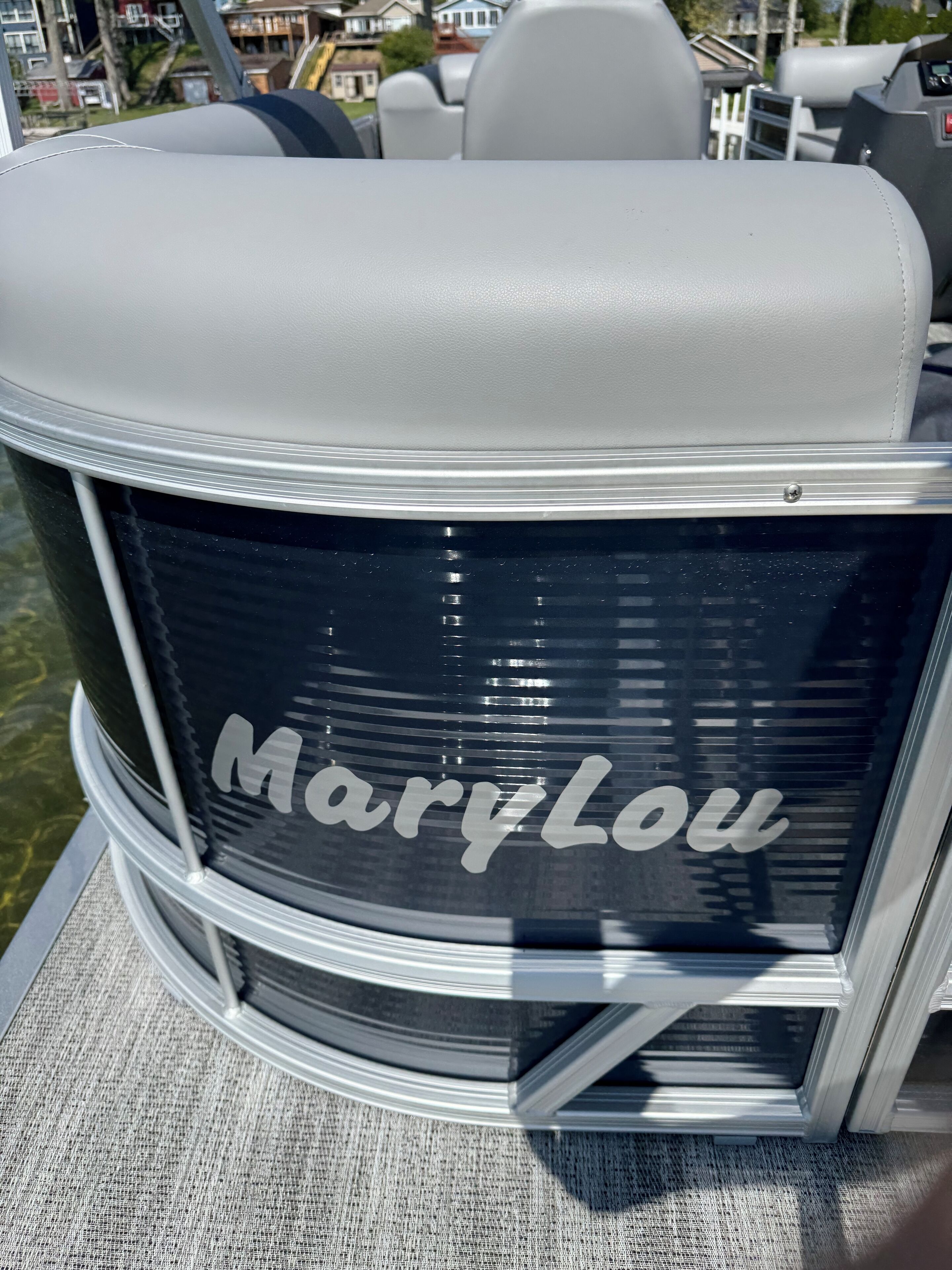 Un bateau portant une plaque avec le nom « MaryLou » sur le côté.