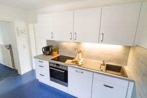 Frigorífic, placa de cuina, rentaplats i cafetera i tetera