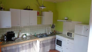Fridge, microwave, oven, coffee/tea maker