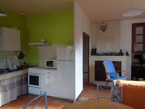 Réfrigérateur, micro-ondes, four, cafetière/bouilloire