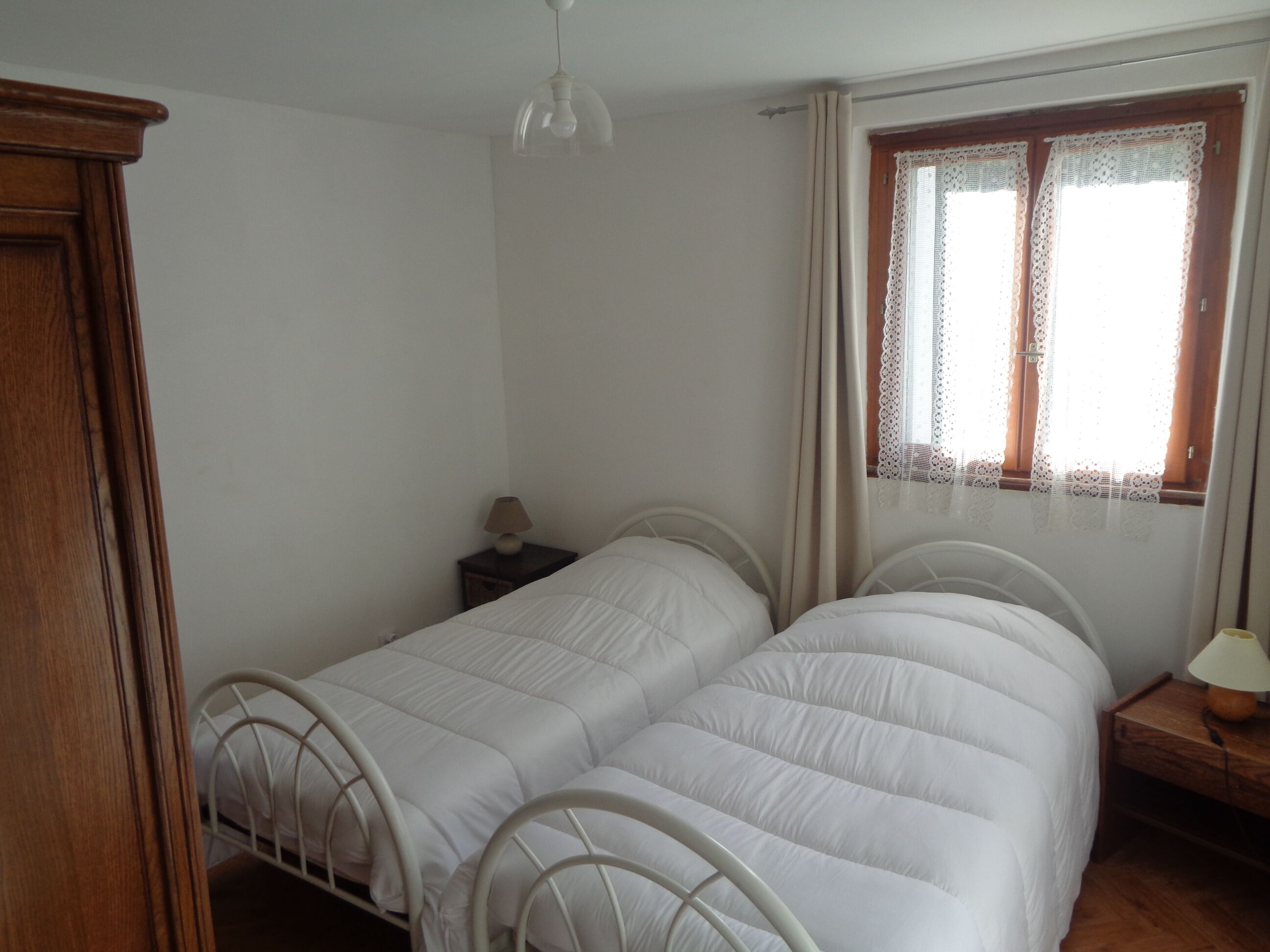 2 habitaciones, tabla de planchar con plancha y internet 