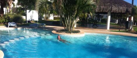 Utendørsbasseng og et oppvarmet basseng