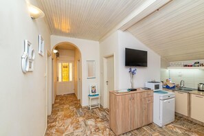 Jääkaappi, mikroaaltouuni, leivänpaahdin