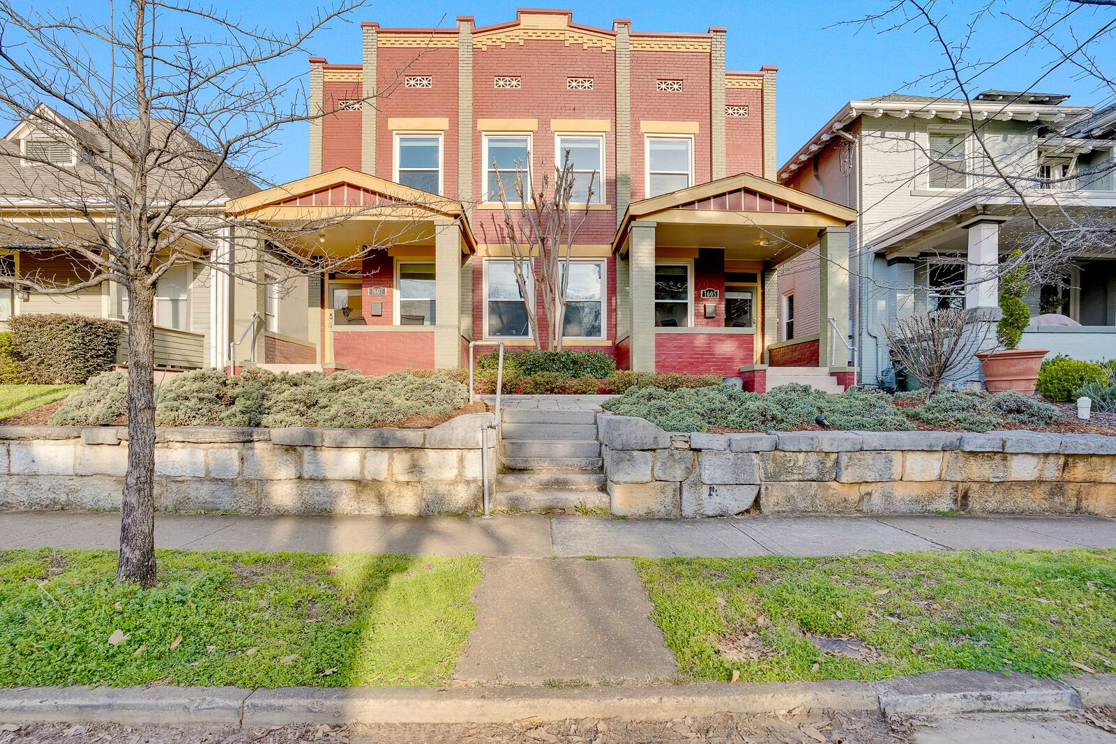 Southside Downstairs townhome.  3bed 2.5bath, walkable, off street parking.