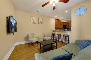 TV - motley crew , when you need the space for your big group of personalities  (Myrtle Beach)