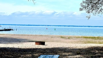 在海滩、沙滩椅