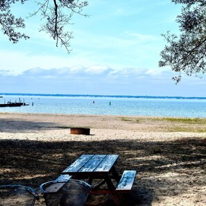 En la playa y camastros 