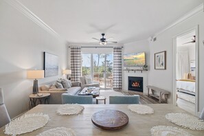 Smart TV, chimenea y libros