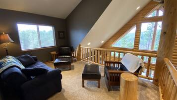 Télévision, cheminée, lecteur de DVD, baby-foot