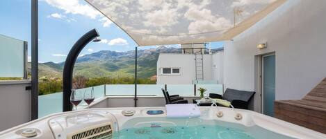 Outdoor spa tub
