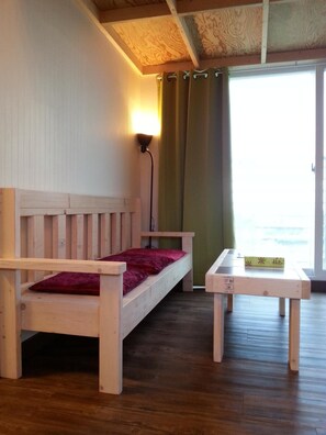 Ropa de cama de alta calidad y espacio para trabajar con laptop 